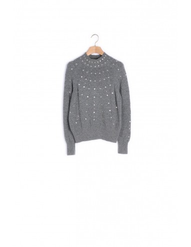 Pull en maille orné de studs est présent 